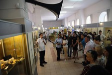 На открытии выставки — студенты - будущие журналисты,  бывшие сотрудники СГТРК...