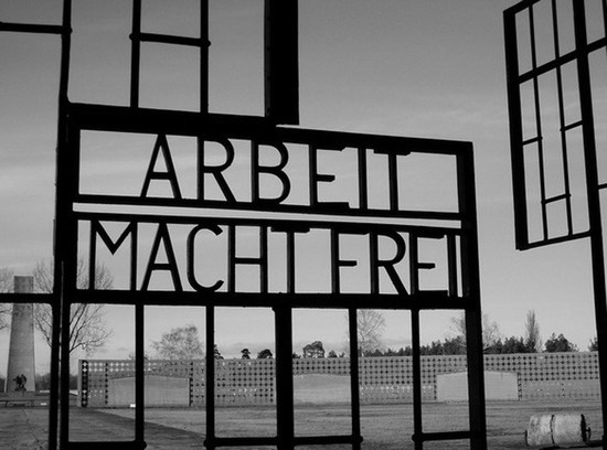  «Работа освобождает». Ворота концлагеря Заксенхаузен. (Фото: jeteraconte.livejournal.com)