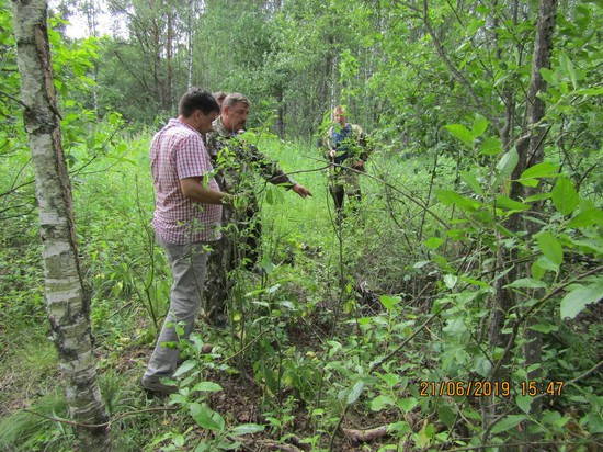 Командир отряда «Гвардия» Михаил Леонов показывает место гибели бойца.
