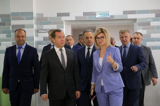 Дмитрий Медведев посетил новую школу № 50 краевого центра, которая откроется 1 сентября.