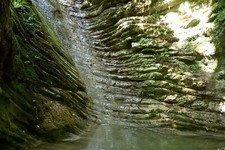 Цвет воде в изумрудной купели придает мох на скалистых стенах.