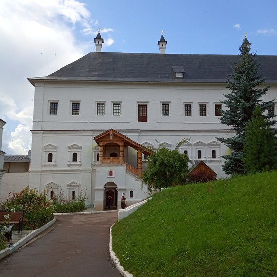 Дворец Алексея Михайловича Романова в монастыре.