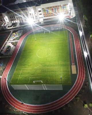 Стадион 50-й школы Ставрополя для воспитания  будущих спортсменов.