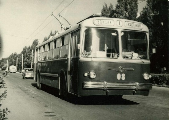 Первый троллейбусный маршрут был «Вокзал - газостанция», он соединял центр города с новым жилым микрорайоном «Осетинка».
