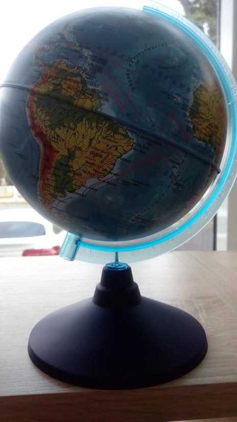 Этот маленький глобус  продается в продуктовом  магазине за 490 рублей.