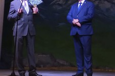 Евгений Луганский принял символ Всероссийского театрального марафона из рук Руслана Барагунова.