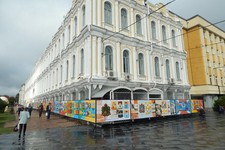 Выставка «Геральдика Ставрополья» у фасада музея-заповедника.