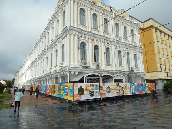 Выставка «Геральдика Ставрополья» у фасада музея-заповедника.