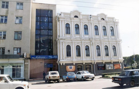 В 1996 году в это здание на улице Булкина, 8, переехала «Вечерка» (снимок из архива «Вечернего Ставрополя»).