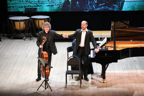 На сцене Ставропольской филармонии виолончелист Александр Князев и пианист Андрей Коробейников.