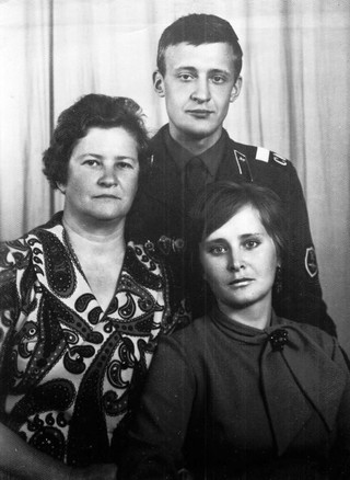 Дина Григорьевна Тюрина  с сыном и дочерью.