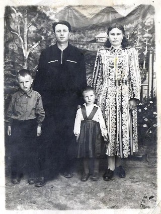 Пашин Иван Федорович после войны  с женой и детьми.