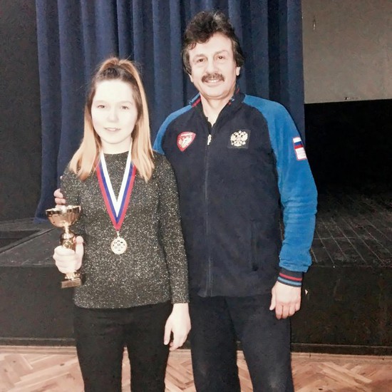 Ульяна Токмакова с главным тренером сборных команд Российской Федерации по шахматам Сергеем Яновским после победы в розыгрыше Кубка страны.