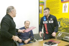 Арсен Кичеханов и Абдула Омаров вручают Амиру Яхияеву  благодарственное письмо от представительства  Республики Дагестан в Ставропольском крае.