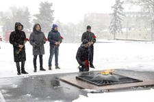  Михаил Турецкий и участники его коллектива возложили цветы  к мемориалу «Огонь Вечной славы» в Ставрополе.