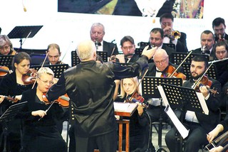 На сцене филармонии симфонический оркестр под управлением Андрея Абрамова.