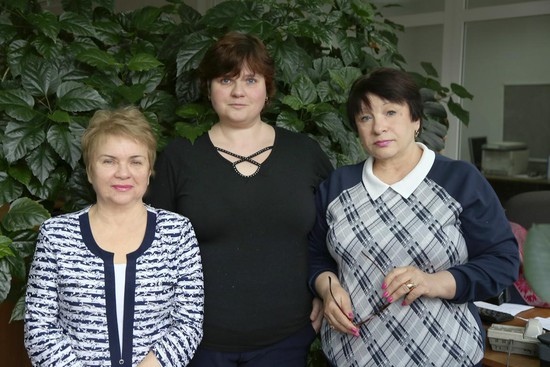 Слева направо: бухгалтер Любовь Кузьминова, замдиректора по общим вопросам Юлия Семененко,   главный бухгалтер Нина Неляпина.