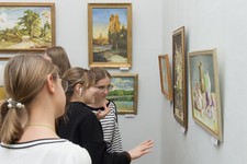 Юные художники на открытие выставки «Жизнь в искусстве».