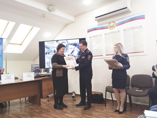 Алексей Сафонов вручил благодарственные письма представителям министерств, принимающих участие в профилактике нарушений ПДД.