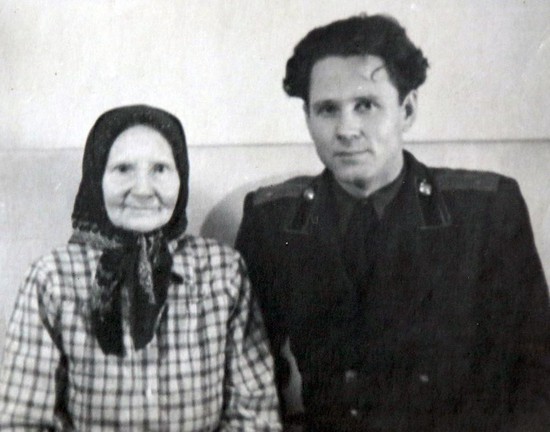  С мамой Елизаветой Николаевной.