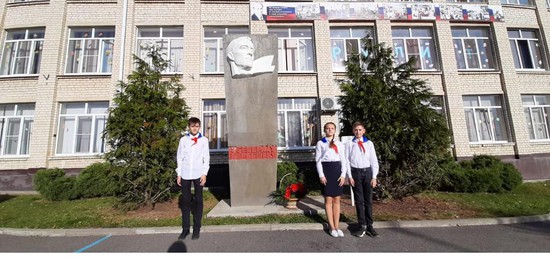 Почетный караул у памятника  Герою Советского Союза  Дмитрию Карбышеву  на территории школы № 28  в Ставрополе.