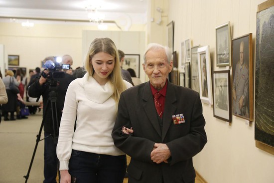  Ставропольский художник участник Великой Отечественной войны  Яков Георгиевич Асберг  тоже пришел на выставку.