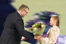 Губернатор Ставропольского края вручает награды  одаренным школьникам.