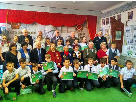 Юные карбышевцы в школьном музее  боевой славы с почетными гостями.