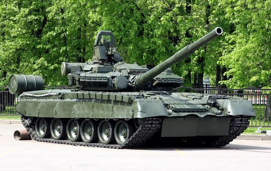 Первый экспонат – танк Т-80.