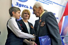 Гимназиста 3-й гимназии поздравляет ветеран ВОВ  А. С. Пономаренко с почетным правом занять Парту Героя.