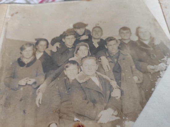 1939 год, школа. Среди одноклассников Коля Слёзкин, секретарь комсомольской организации. Из-за того, что фото было спрятано в тайнике, оно плохо сохранилось.