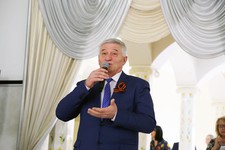 Глава города Андрей Джатдоев поздравляет женщин с наступающим праздником.