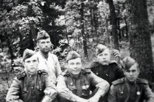 Братислава. 1945 год. Связист  Петр Алевцев (в центре) с друзьями.