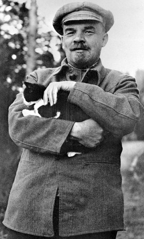 «Ленин любил котиков».  Владимир Ильич в Горках.  Август-сентябрь 1922 года.  Из открытых источников.  Автор неизвестен.