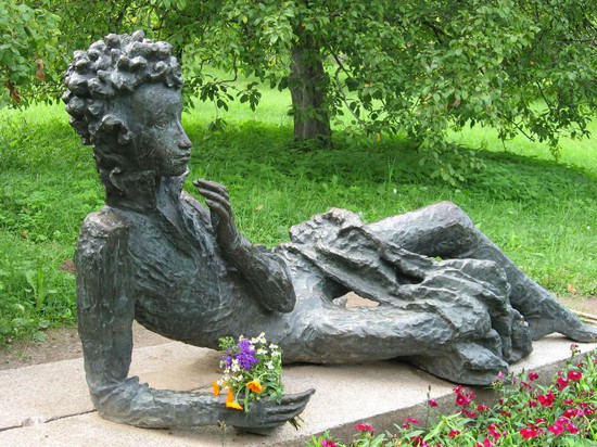 Скульптур Галина Додонова таким увидела своего Пушкина. Бронзовая фигура юного поэта была установлена в Михайловском в 1981 году.
