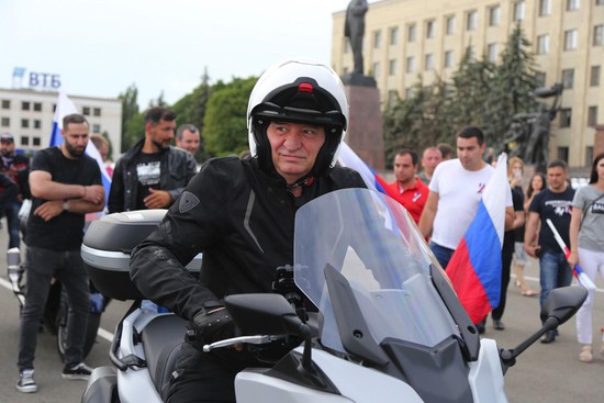  Андрей Джатдоев во главе мотопробега по улицам города, посвященного Дню России, 12 июня 2019 года.