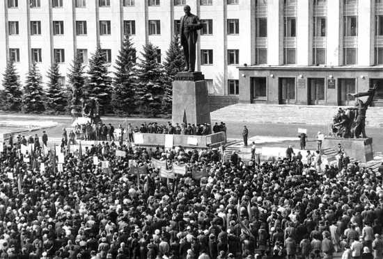 Памятник Ленину в Ставрополе в 90-е годы XX века  был главным местом притяжения для митингующих.  Фото Ивана Овсянникова  (из архива «Вечернего Ставрополя»).