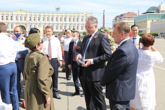  Губернатор Владимир Владимиров  и глава Ставрополя Иван Ульянченко приветствуют ветеранов.