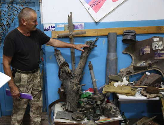 Николай Жмайло показывает  экспонаты, собранные на месте подрыва БТР в Чечне.