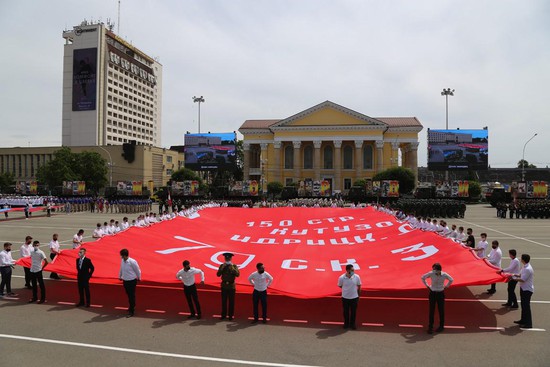  Студенты развернули на площади огромное Знамя Победы.