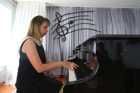 Концертмейстер Елена Шипулина  за новым роялем.