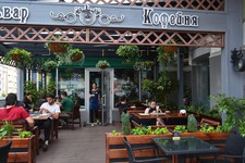 Общепит работает в формате летних площадок:  площадка кофейни «Бульвар». 