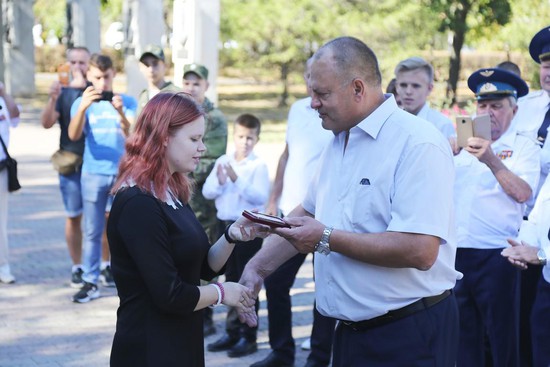 Председатель регионального отделения Всероссийского военно-исторического общества Сергей Шевелев вручает награду Веронике Коробейниковой.