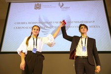 Учащиеся центра Алина Подпорина и Руслан Евглевский дали первый звонок.