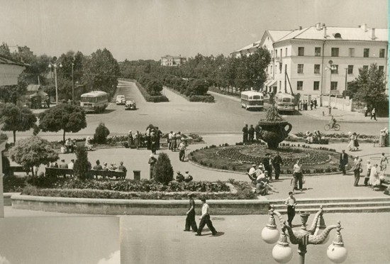 Озеленение привокзальной площади в городе Ставрополе. 1958 год (фото из фондов Государственного архива Ставропольского края).