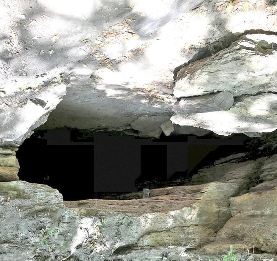 Пещера, где в 1930-е годы жил монах.