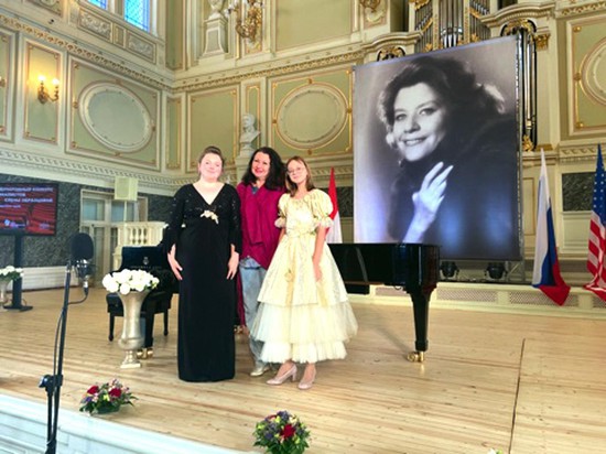Елена Рязанцева со своими воспитанницами  Александрой Ерошкиной и Полиной Щербаковой  на конкурсе в Санкт-Петербурге.