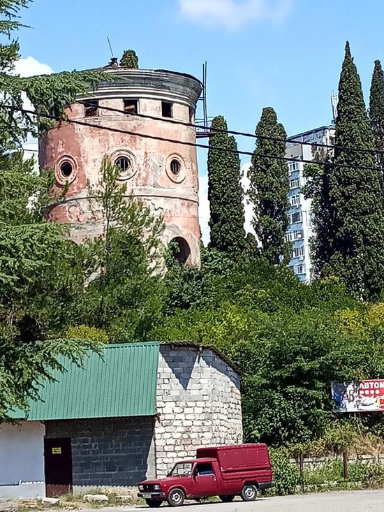 Старая водонапорная башня,  памятник промышленной архитектуры.