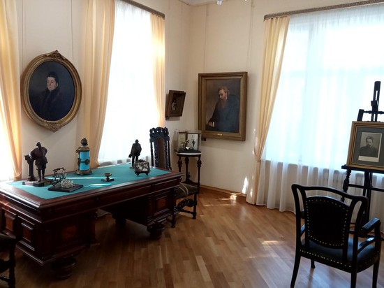 В зале музея-усадьбы  Н. Ярошенко  в Кисловодске.