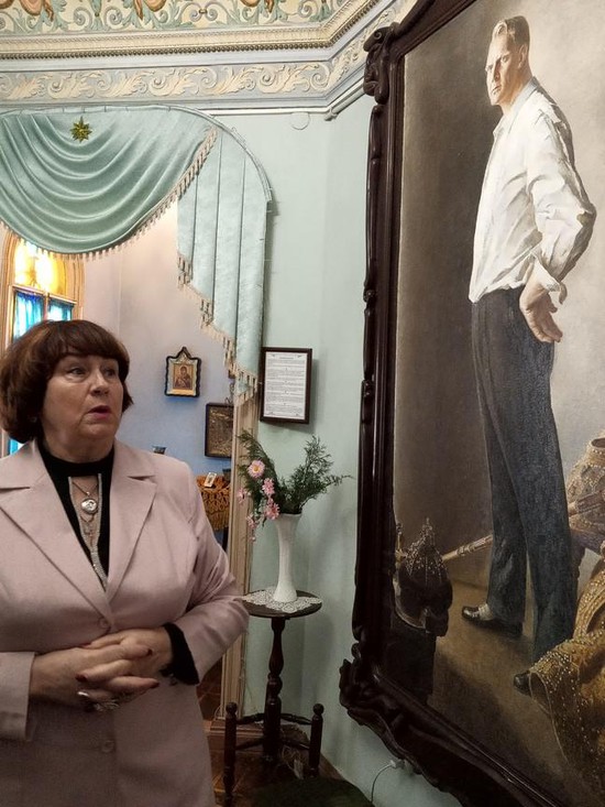 Директор музея «Дача Шаляпина» Ольга Красникова показывает экспозицию.